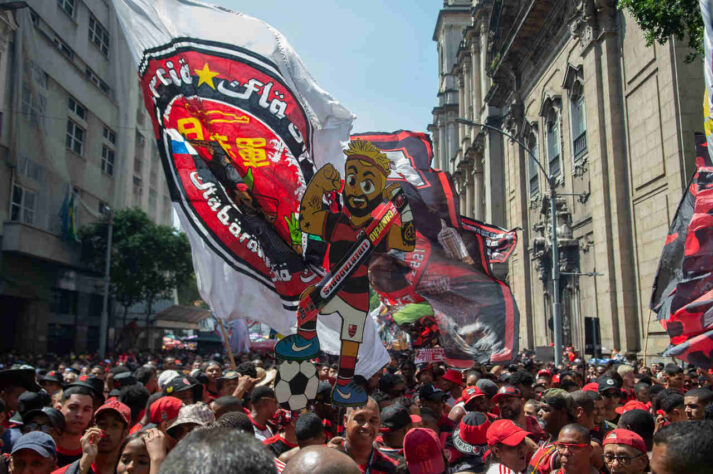 Rubro-negros em festa no Centro do Rio de Janeiro, neste domingo.