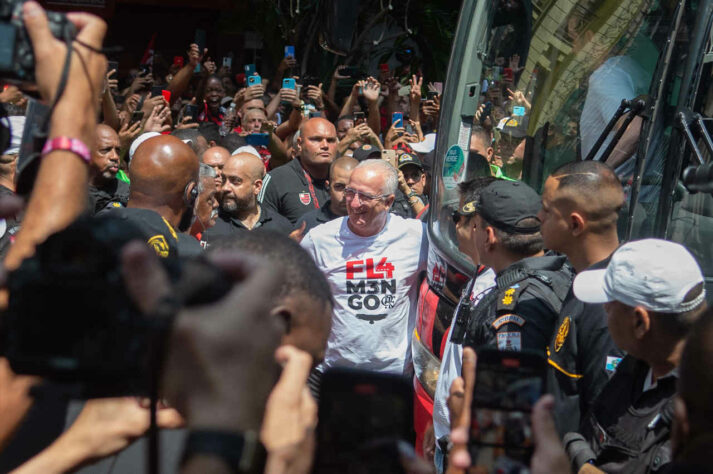 O técnico Dorival Júnior foi muito festejado e se emocionou com a presença da Nação no Centro do Rio.