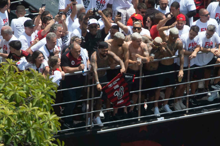Na festa, o atacante Gabriel Barbosa recebeu a camisa 10 do Flamengo, e passará a vestir o número a partir de janeiro. 
