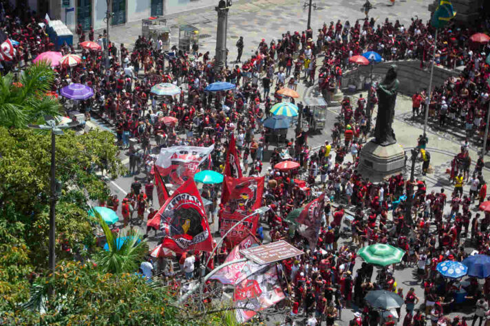 Rubro-negros em festa no Centro do Rio de Janeiro, neste domingo.