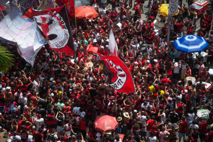 Rubro-negros em festa no Centro do Rio de Janeiro, neste domingo.