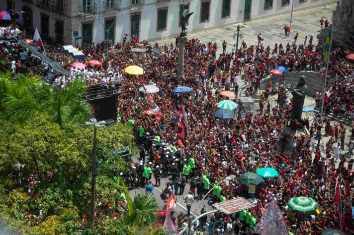 Rubro-negros em festa no Centro do Rio de Janeiro, neste domingo.