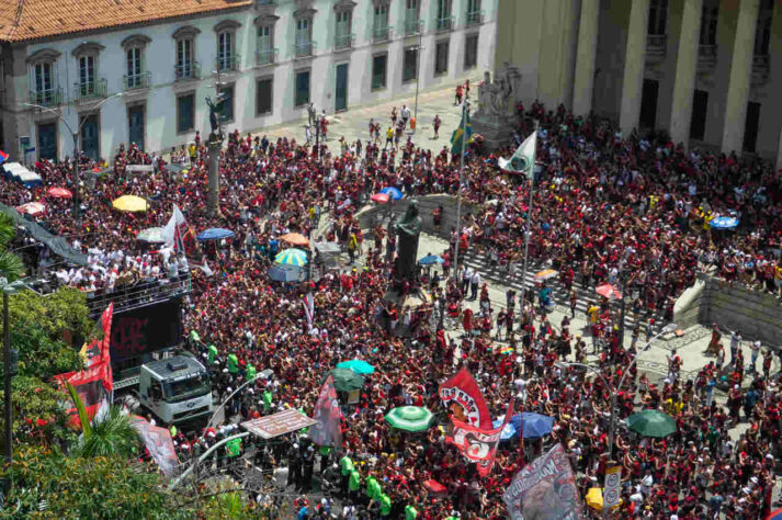 Rubro-negros em festa no Centro do Rio de Janeiro, neste domingo.