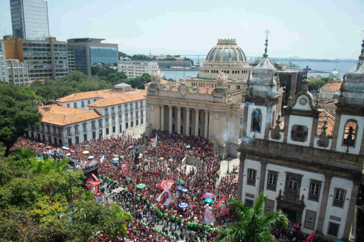 Rubro-negros em festa no Centro do Rio de Janeiro, neste domingo.