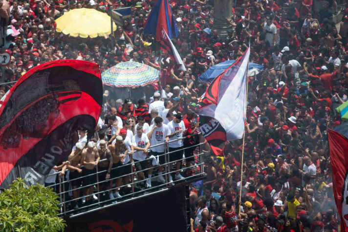 Milhares de rubro-negros foram ao Centro do Rio de Janeiro, neste domingo, comemorar com o time as conquistas da Copa do Brasil e da Libertadores em 2022. Confira, nesta galeria, as melhores imagens da festa!