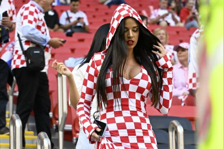 Como ela viralizou? Ivana apareceu em uma das publicações do Twitter da Federação Croata de Futebol antes de Croácia x Marrocos. Esta é a foto publicada pela federação.