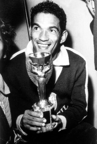 Chile 1962 - Garrincha - Na Copa que teve o Brasil como campeão, dois brasileiros estiveram entre os artilheiros: Garrincha e Vavá, com quatro gols. Além da dupla, outros quatro jogadores foram às redes também quatro vezes: o chileno Sánchez, o húngaro Albert, o iugoslavo Jerkovic e o soviético Ivanov. Nunca antes ou depois, o Mundial teve tantos artilheiros em uma única edição e com tão poucos gols.