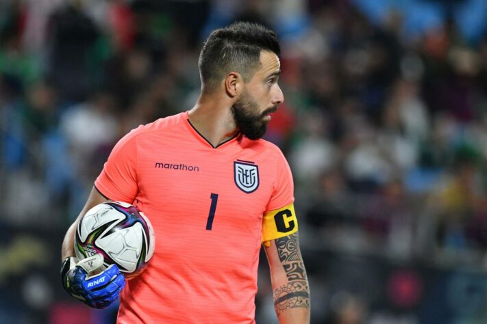 Equador: 2 jogadores da seleção nascidos fora do país / Hernán Galíndez [na foto] (goleiro - nascido na Argentina) e Jeremy Sarmiento (meio-campista - nascido na Espanha).