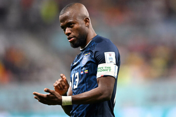 EQUADOR - SOBE: ENNER VALENCIA (foto) E ESTUPIÑAN - Enner Valencia novamente anotou um gol e deu trabalho com seus passes, dribles e lançamentos. Porém, Estupiñan também se destacou. Com muita velocidade e precisão de passes, entortou o lateral adversário e garantiu boas jogadas pela esquerda. // DESCE: MÉNDEZ - Teve atuação muito afobada, desperdiçando jogadas em alguns momentos. Ainda recebeu um cartão infantil, que tira ele da última rodada por suspensão.