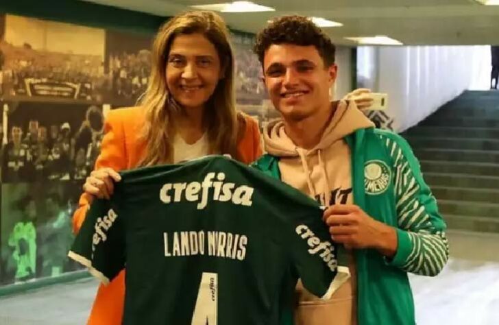 O piloto de Fórmula 1 Lando Norris aproveitou a estadia em São Paulo, onde ocorreu o GP de Interlagos 2022 e assistiu a vitória do Palmeiras, por 2 a 1, contra o América-MG. O inglês posou para fotos com a camisa do Verdão.