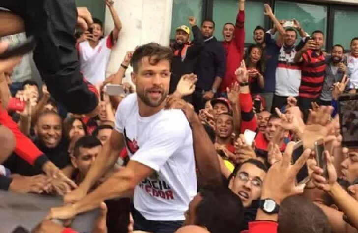 Primeiro grande nome que veio da Europa para o Flamengo, Diego foi recebido por milhares de torcedores no Rio de Janeiro, naquele que ficou conhecido como o primeiro AeroFla, em julho de 206.. As festas em aeroportos, embarques ou desembarques viraram tradição da Nação.