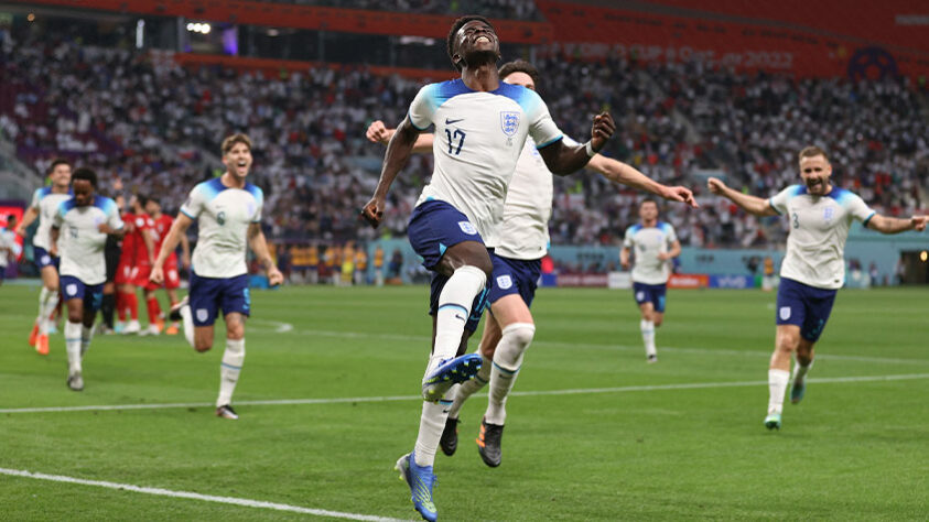 Competente para furar a defesa do Irã e "sem tirar o pé do acelerador", a Inglaterra abriu sua participação na Copa do Mundo com uma sonora goleada: 6 a 2, nesta segunda-feira. Jude Bellingham, Bukayo Saka (2x), Raheem Sterling, Marcus Rashford e Jack Grealish marcaram os gols ingleses, enquanto Mehdi Taremi fez os dois do Irã. Veja as notas do LANCE! para a Inglaterra e a avaliação para a seleção do Irã.