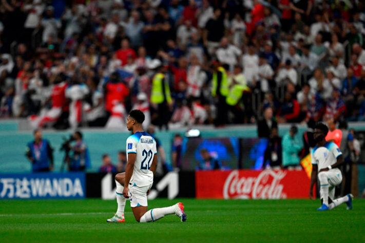 Protesto dos jogadores ingleses antes do apito inicial.