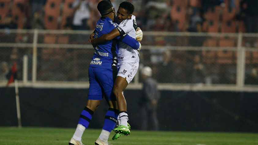 Thiago Rodrigues e Eguinaldo festejaram a classificação cm um forte abraço.