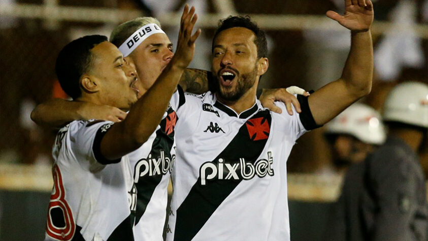 Luiz Henrique, Gabriel Pec e Nenê fizeram festa no gramado após a partida.