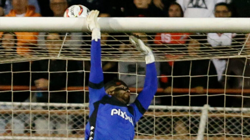 Contestado ao longo de toda a temporada, o goleiro Thiago Rodrigues foi um dos heróis do acesso, com defesas que seguraram a pressão do Ituano.