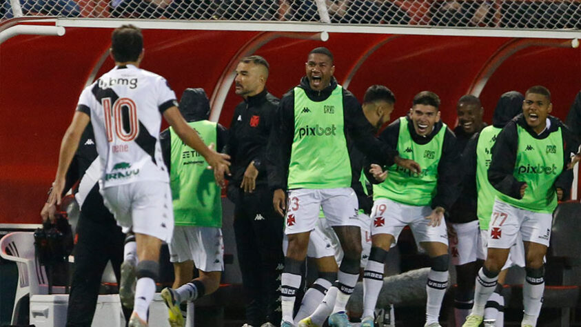 Nenê foi muito festejado pelos companheiros após o gol de pênalti.