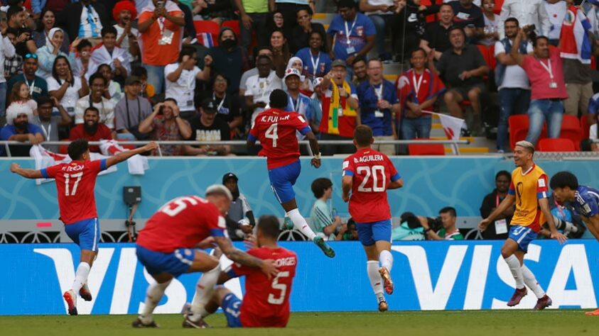 Jogadores da Costa Rica comemoram.