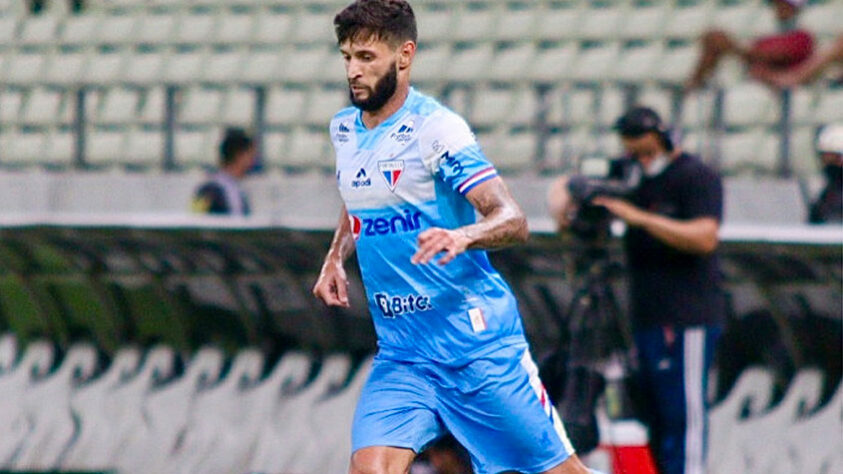 Com a saída do lateral-esquerdo Reinaldo, o LANCE! apurou que o São Paulo já teria iniciado conversas e demonstrado interesse em Juninho Capixaba e que estariam bem encaminhadas, jogador de 25 anos, revelado pelo Bahia, com passagem pelo rival Corinthians e atualmente no Fortaleza. Funcionários do Fortaleza já estariam se despedido do atleta nas redes sociais. O contrato de Juninho com os gaúchos acaba no final do ano, o que permitirá sua transferência gratuita ao Morumbi.