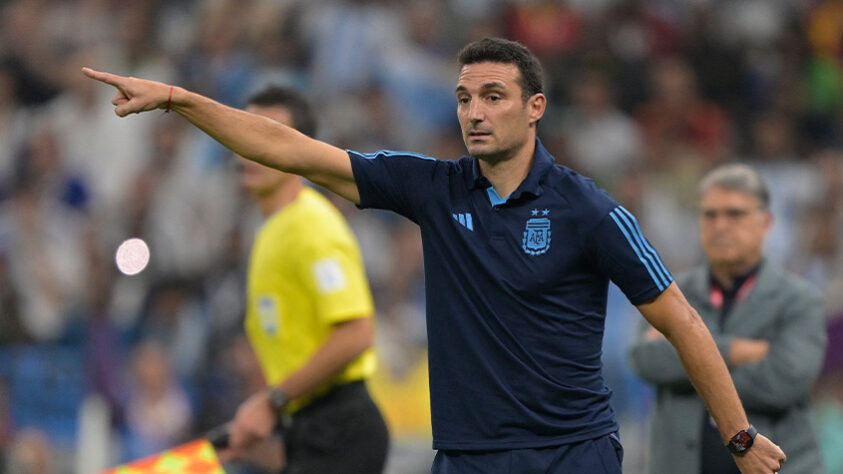 ENCAMINHADO - O técnico Lionel Scaloni seguirá no comando da seleção argentina. Segundo o Jornalista César Luis Merlo, faltam detalhes para que o treinador campeão do mundo renove contrato até 2026.