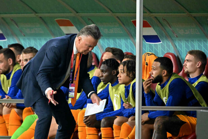 Louis van Gaal esteve agitado durante a partida.