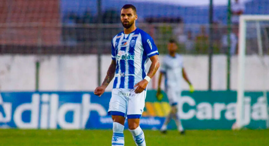 Lucão, 26	anos (Zagueiro) - CSA / O zagueiro do clube alagoano foi vice-líder em cortes no campeonato (média de 4,9 por jogo), e passou incríveis 13 jogos do campeonato sem sofrer gols. O bom rendimento de Lucão se justifica pela tabela: mesmo na beira da zona de rebaixamento, o CSA tomou menos gols que o Vasco, por exemplo, que iniciou a rodada 37 dentro do G4.