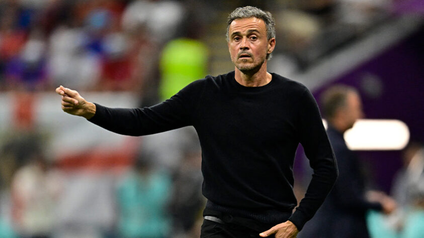 ESQUENTOU - O nome de Luis Enrique ganha força para comandar a Seleção Brasileira no próximo ciclo de Copa do Mundo, segundo revelou o jornal "Sport". Após especular as chegadas de Pep Guardiola, Carlo Ancelotti e José Mourinho, o ex-treinador da Espanha é a bola da vez após sua saída da Fúria com o fim do Mundial.