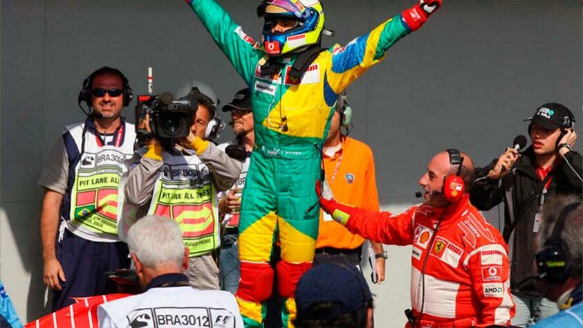 Enquanto todos os holofotes se voltavam para a disputa entre Schumacher e Alonso, um macacão verde e amarelo chamava a atenção ainda nos treinos classificatórios: era Felipe Massa, parceiro de Schumacher na Ferrari à época. Mas o destaque não se deu apenas pelo macacão: Massa largou na pole, fez a volta mais rápida e ganhou a corrida, roubando a cena. Era a primeira vitória de um brasileiro em casa desde a vitória de Senna em 1993.