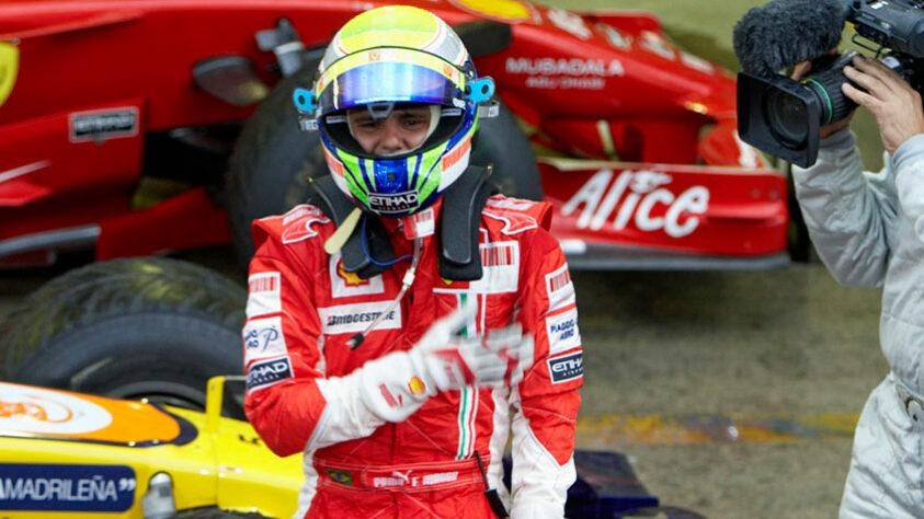 1 - CINGAPURAGATE - O brasileiro, que estava em plena luta pelo título, viu a taça escapar por conta de um único ponto no campeonato. Com isso, Lewis Hamilton se sagrou como o grande campeão daquela temporada. Naquela corrida, Massa estava na primeira colocação. Entretanto, a batida de Piquet Jr forçou a entrada do Safety Car na pista. Tal ação teve relação direta com a queda de Felipe da 1ª posição para 13ª, que não resulta em pontuação. Em 2023, Bernie Ecclestone revelou que sabia da intencionalidade de uma batida do piloto Nelson Piquet Júnior, que corria pela Renault, para beneficiar o companheiro de equipe Fernando Alonso.