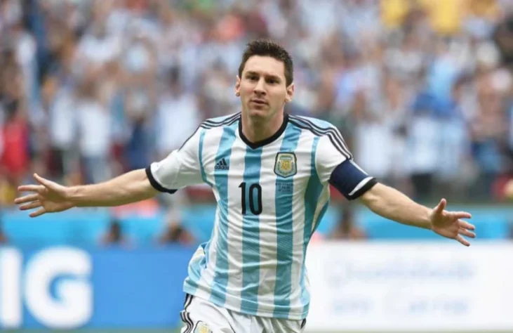 O meia é o atual camisa 10 da Argentina no Qatar. Os hermanos estão na semifinal do torneio. Messi foi eleito o melhor jogador do Mundial de 2014. Se jogar a semifinal contra a Croácia, e a decisão de terceiro lugar ou final, o atleta será o recordista de jogos na competição.