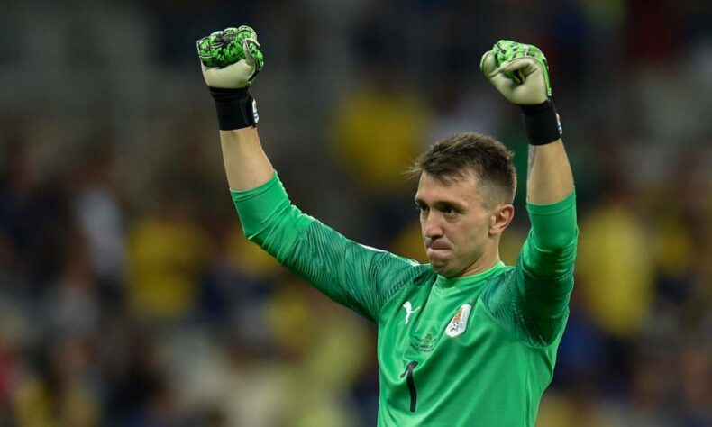 Uruguai: 1 jogador da seleção nascido fora do país / Fernando Muslera [na foto] (goleiro - nascido na Argentina)