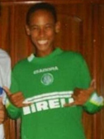 Neymar - Santos / O craque da Seleção tem foto com camisa do Palmeiras na infância e já declarou que Evair era um dos seus ídolos. Mas a identificação com o Peixe, clube que o revelou, o fez mudar de paixão. Vale lembrar que, às vésperas da final da Libertadores de 2020, entre Palmeiras e Santos, Neymar declarou torcida para o Alvinegro. 
