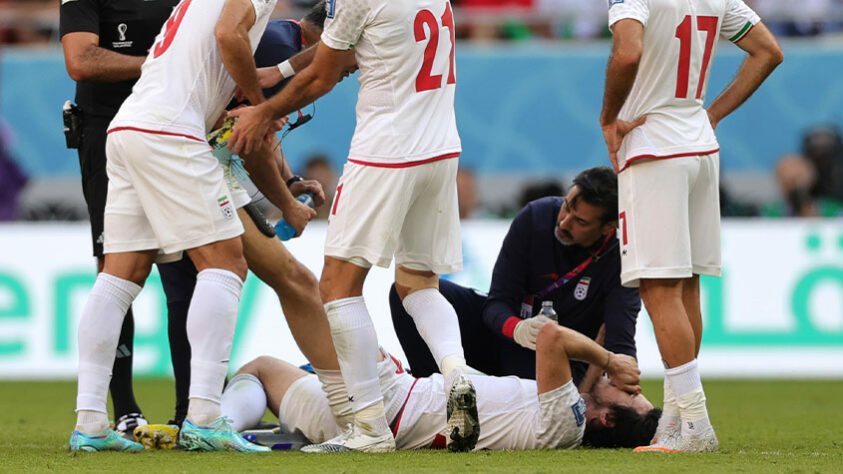 Jogador iraniano recebe atendimento após o choque.