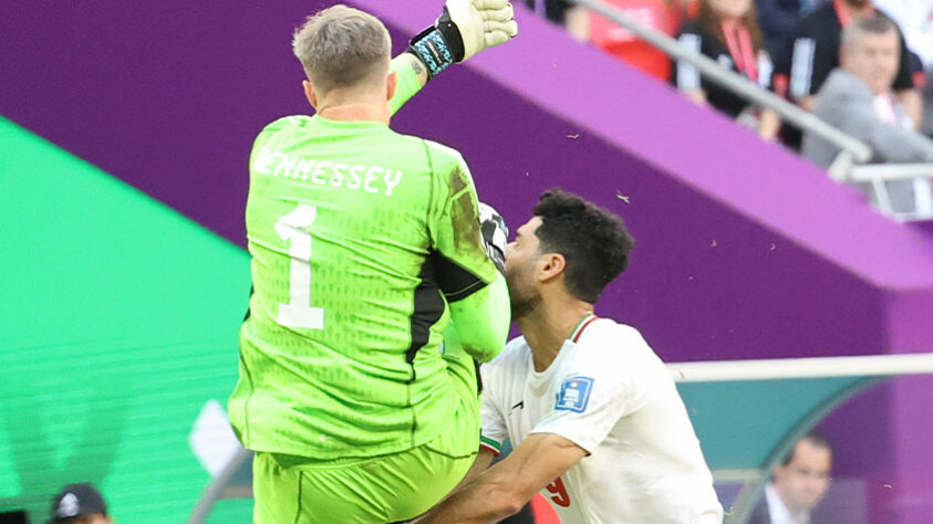 O jogo caminhava para o 0 a 0 até o goleiro galês Wayne Hennessey cometer uma falta e ser expulso.