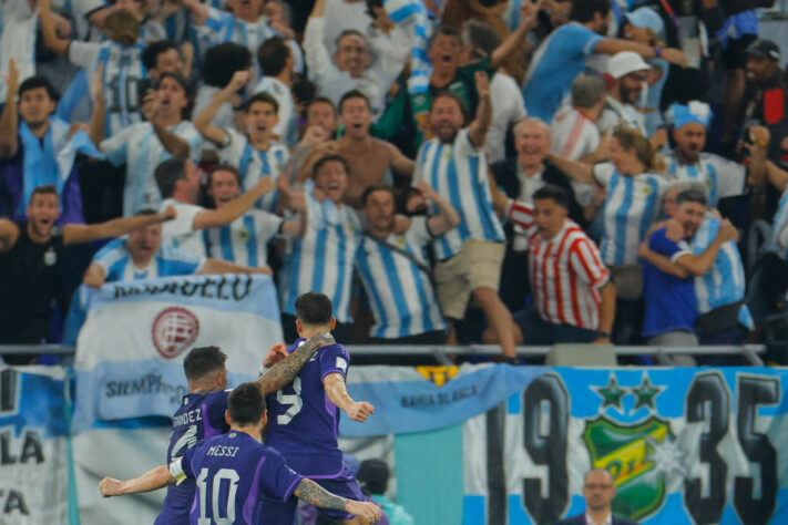 Apesar de Lionel Messi ter perdido pênalti, a Argentina derrotou a Polônia por 2 a 0 e garantiu a vaga nas oitavas de finais da Copa do Mundo do Qatar. Mac Allister e Julián Álvarez marcaram os gols do triunfo sul-americano. Confira as notas dos jogadores da seleção albiceleste (Por Felipe Melo):