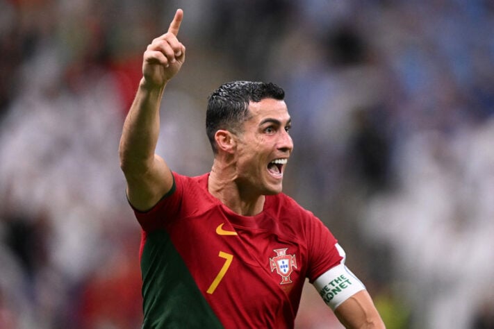 Cristiano Ronaldo se despediu do Manchester United após uma passagem turbulenta. O clube árabe, Al Nassr, pretende fazer uma oferta milionária pelo atacante português.