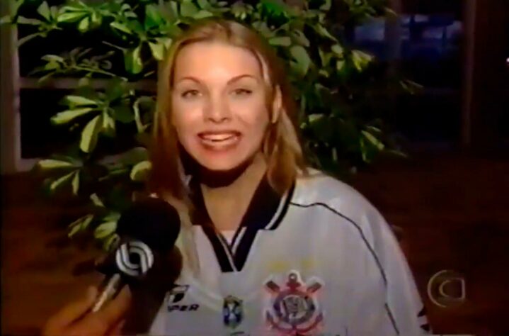 Em 2017, criticou o ex-jogador do Corinthians, Jô, por ter usado o braço no gol da vitória do Timão sobre o Vasco. Ele ter sido comparado a um ladrão e processou a apresentadora em R$ 100 mil