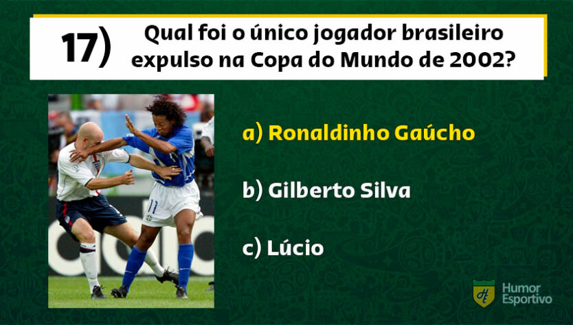 Após grande atuação e marcando um gol histórico encobrindo o goleiro David Seaman, Ronaldinho Gaúcho foi expulso nas quartas de final contra a Inglaterra.