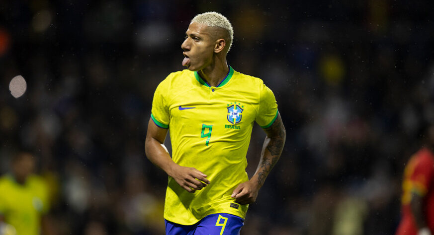 Richarlison - apesar de vestir a camisa 9, o 'Pombo' deve se movimentar bastante no ataque, atraindo os zagueiros da Sérvia em alguns momentos e prendendo-os em outros.