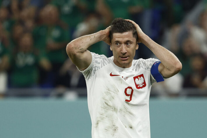 O desespero de Lewandowski após perder o pênalti.