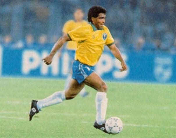Romário, 1990 - Fratura na perna direita