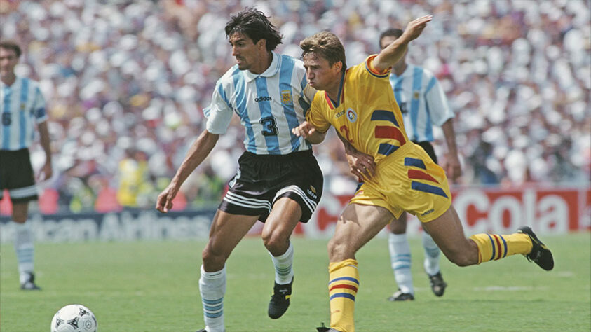 Romênia 3 x 2 Argentina - 1994 - Outra seleção que surpreendeu nos Estados Unidos foi a Romênia. A equipe pegou a Argentina nas oitavas de final, mas contou com o talento de Dumitrescu (foto), autor de dois gols, e Hagi para fazer história e avançar na Copa do Mundo.