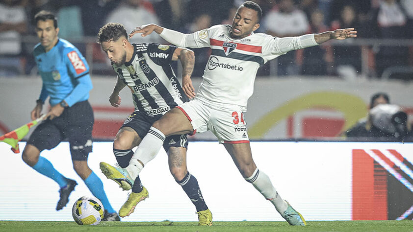 Em noite fria no estádio do Morumbi, a partida desta terça-feira (1) terminou empatada por 2 A 2, com dois gols de Vargas para o lado do Galo e dois de Calleri para o Tricolor. Mesmo com o resultado, o São Paulo segue firme na busca pela vaga na Copa Libertadores e vê o Atlético-MG chegar ao G6. Veja as atuações individuais dos jogadores. (Por Izabella Giannola)