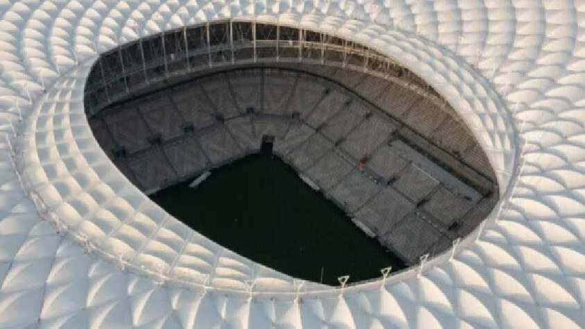 O Estádio Al Thumama é o mais próximo do aeroporto de Doha, o Aeroporto Internacional de Hamad, cerca de 12km de distância. 