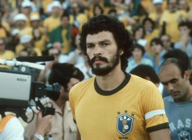 10º lugar - Sócrates, brasileiro, meio-campista. Um dos grandes craques da década de 1980, o Doutor era também ativista político e craque dentro de campo. Ídolo e campeão com o Corinthians, também representou a Seleção Brasileira.
