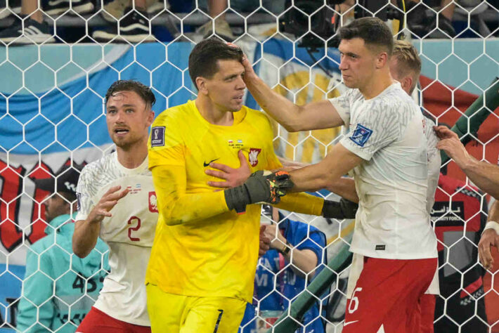 Polônia - Sobe: Szczesny fez grande defesas com segurança e personalidade. Na cobrança de Messi, acertou o canto com eficiência e foi o grande destaque da seleção na partida. Na volta do intervalo, não conseguiu suportar a pressão. / Desce: As Águias Brancas se limitaram a explorar a bola longa e não ousaram para apostar no contra-ataque e complicar a Argentina. 