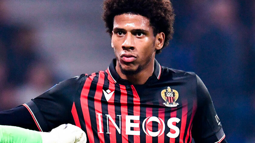 FECHADO - O zagueiro Todibo prolongou seu vínculo com o Nice, da França. Agora, o defensor tem contrato até 2027 com o time francês.