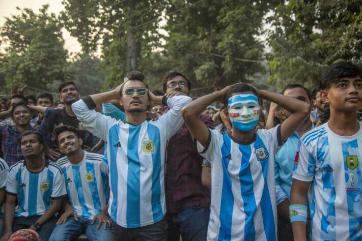 Torcedores da Argentina sofrem em Bangladesh.