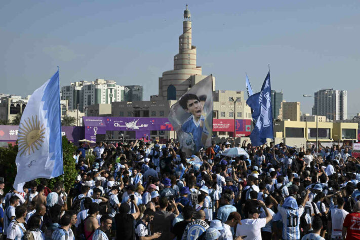 Os argentinos, por sua vez, mostraram bastante otimismo, tanto que invadiram Doha. Uma grande bandeira de Maradona estiveram com os hermanos. 