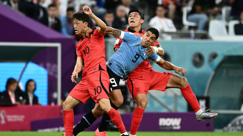 Uruguai e Coreia do Sul ficaram no 0 a 0 no jogo de estreia das seleções na Copa do Mundo. O duelo, válido pelo Grupo H, aconteceu na manhã desta quinta-feira (24), no estádio Cidade da Educação. Veja as notas do LANCE! para o Uruguai e as avaliações da Coreia. (Por Rafaela Cardoso)